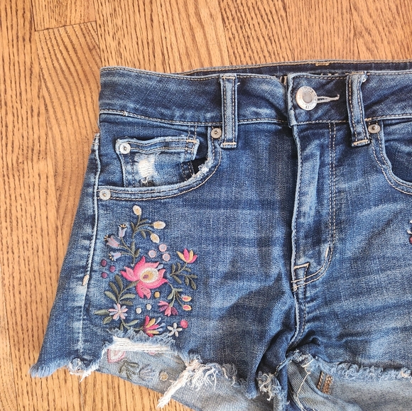 AMERICAN eagle embroidered cut off hi rise shorties 6 - Picture 3 of 5